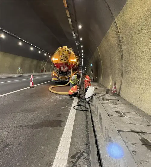 铁西隧道排水渠清淤